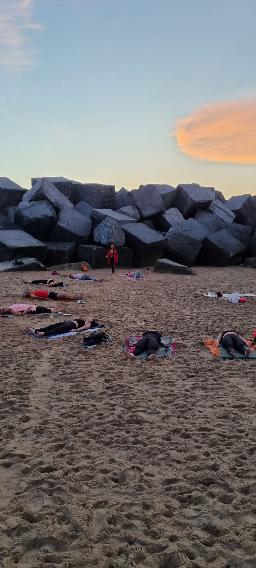 yoga en la playa de la zurriola